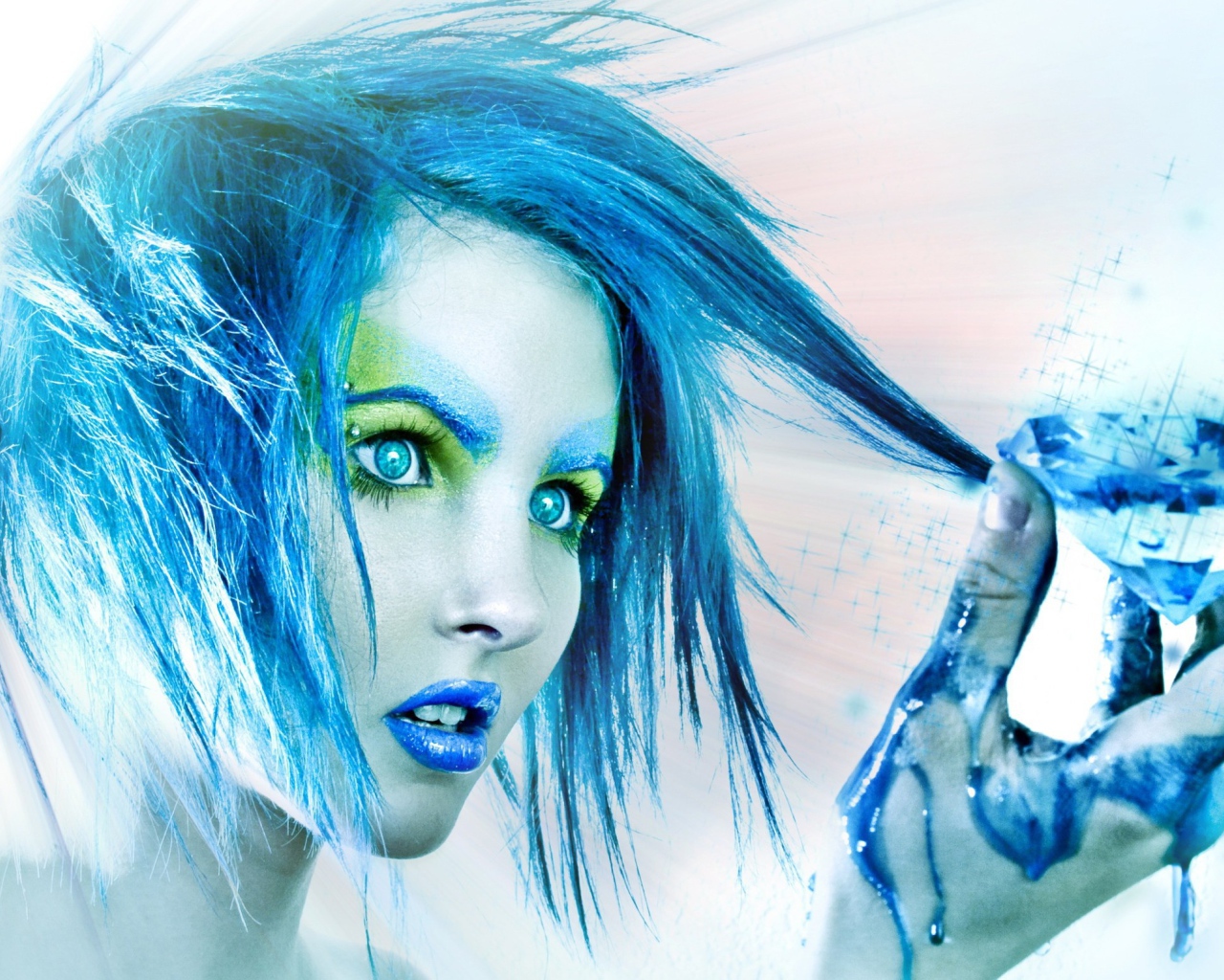 Синеволосая девушка смотрит на кристалл