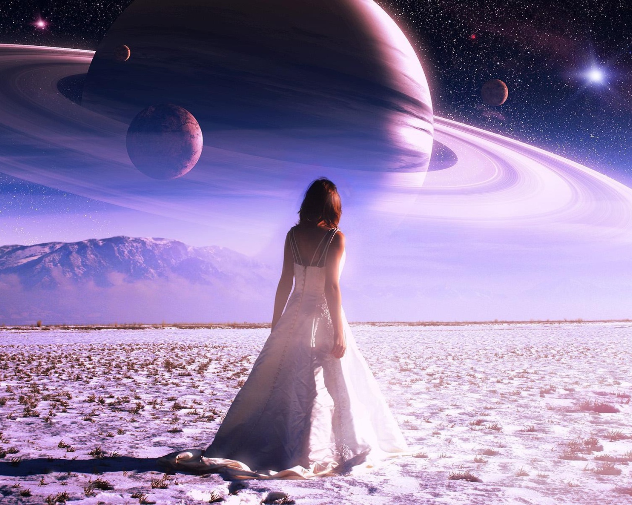Девушка в белом платье смотрит на Сатурн