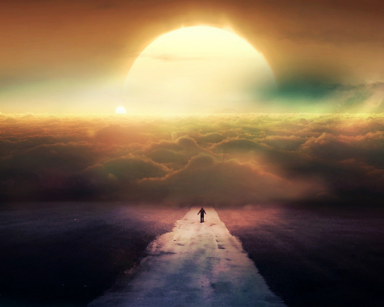 Человек идет на закат в облаках