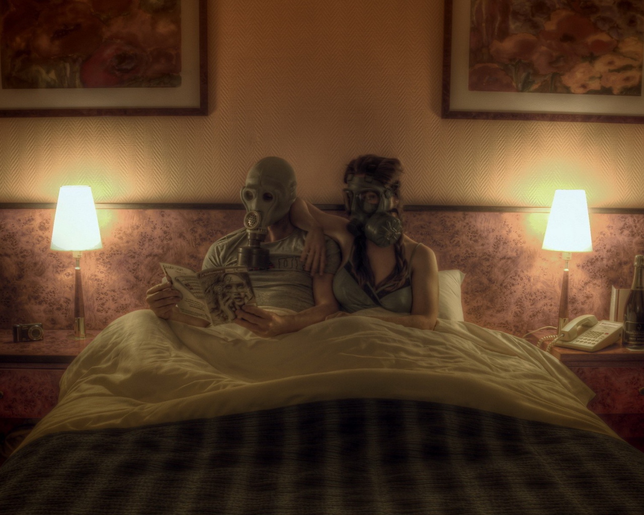 Семейная пара лежит в кровати в масках