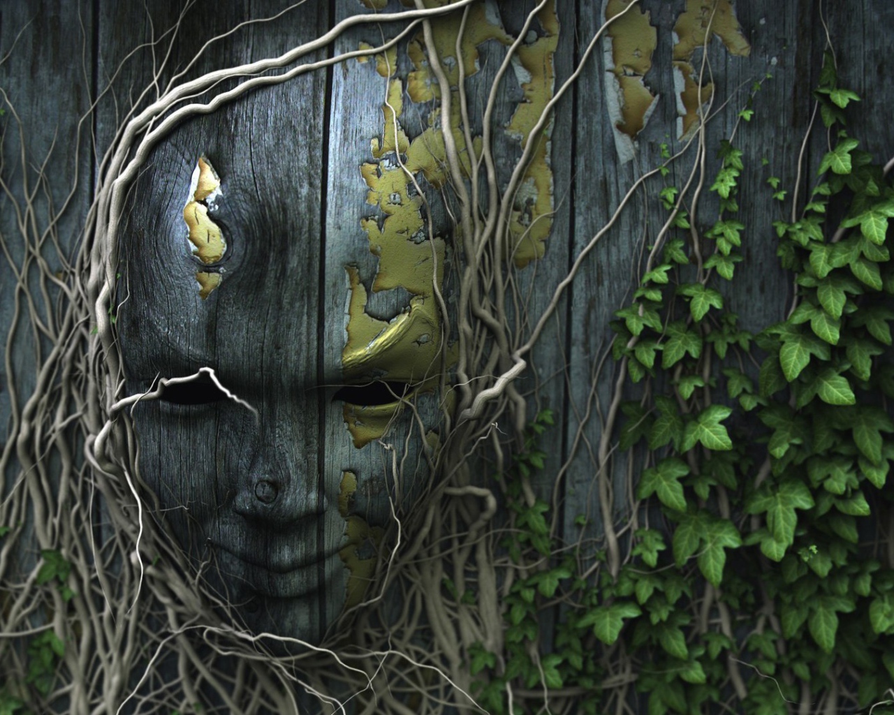 Лицо на деревянном заборе, увитое плющом