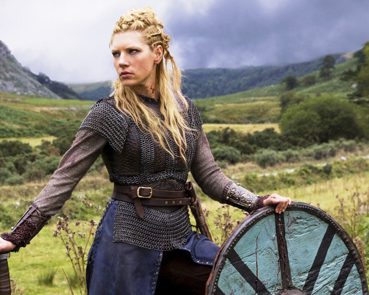 Актриса в роли девушки викинга