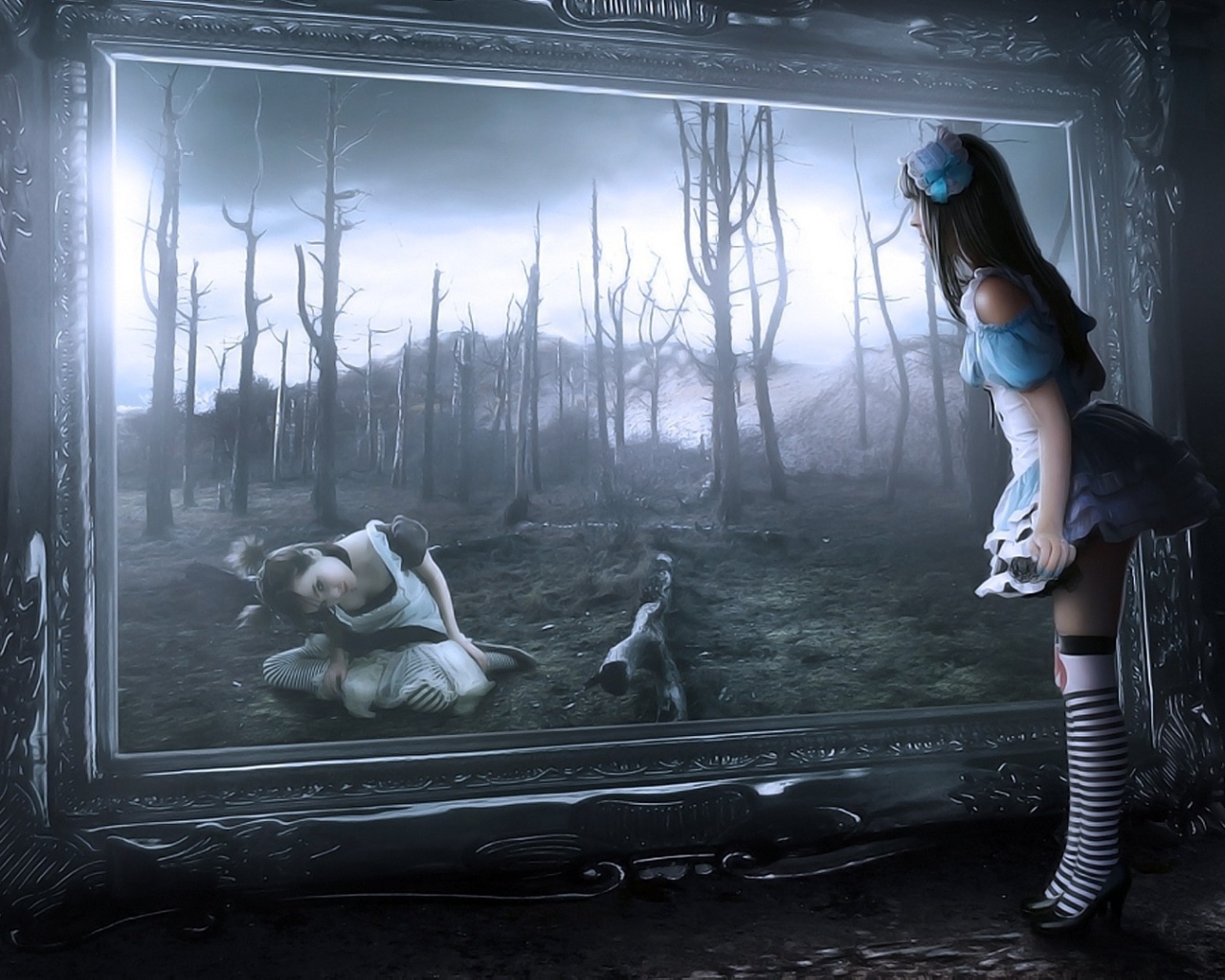 Алиса смотрит в зеркало