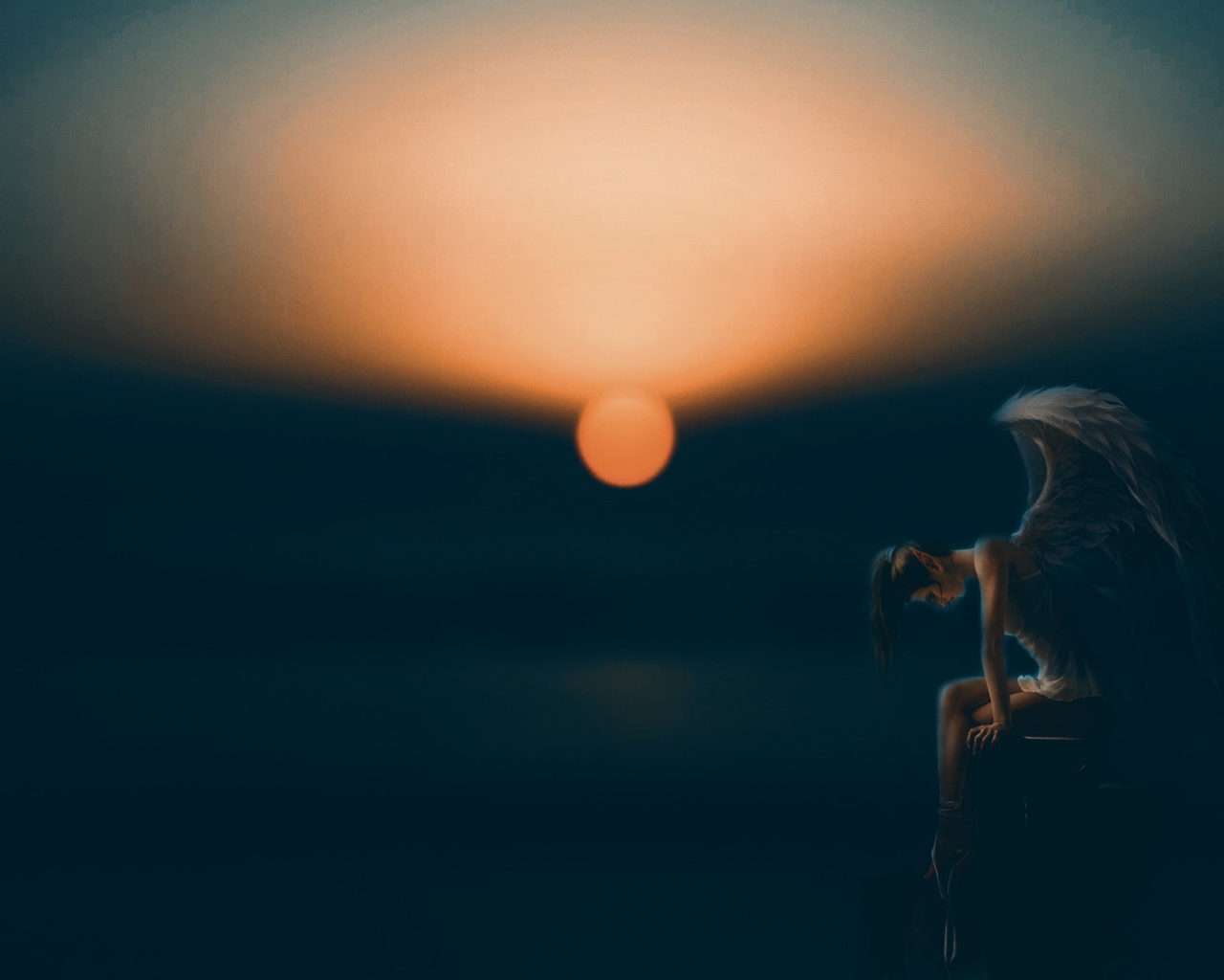 Ангел с черными крыльями на закате солнца