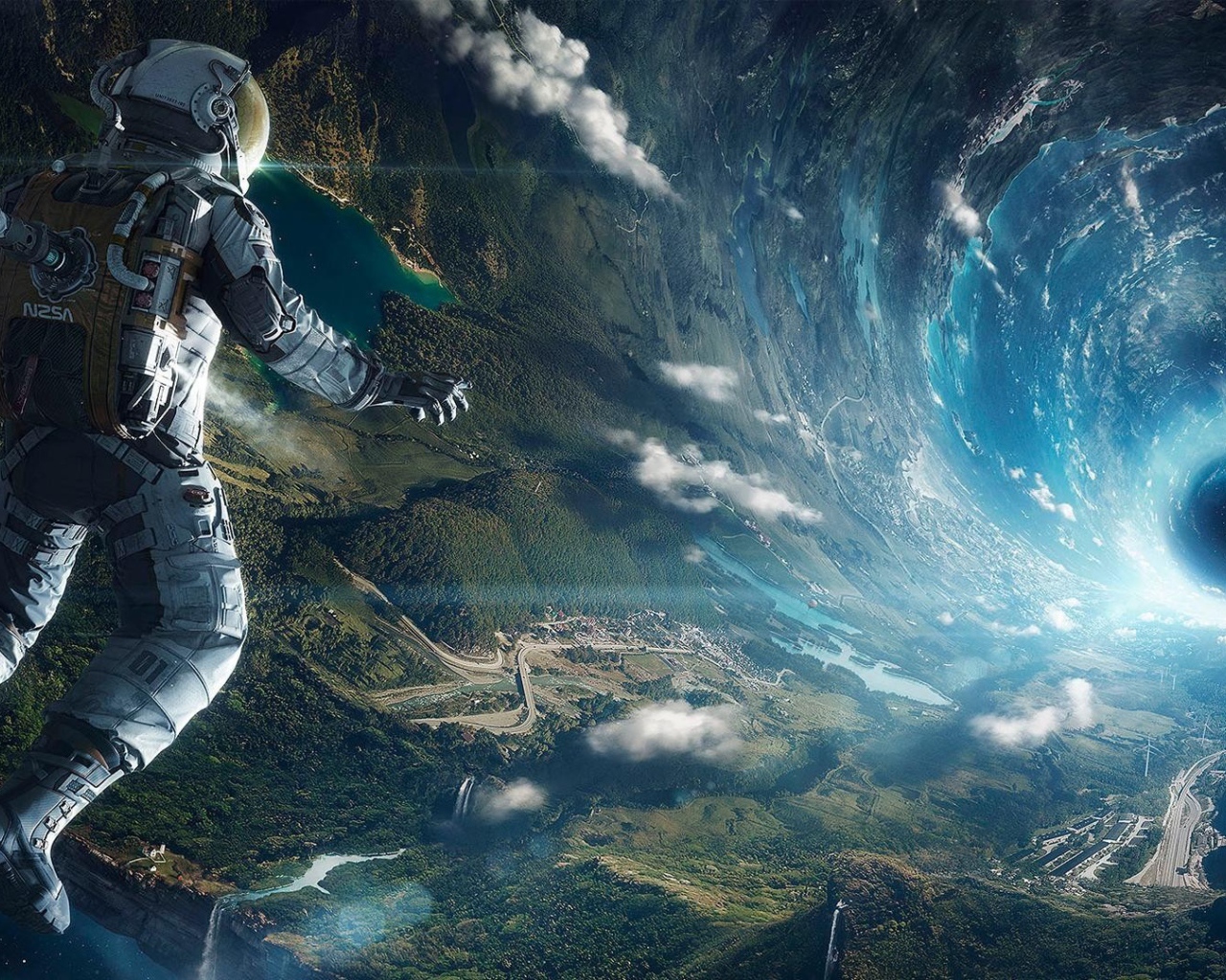 Космонавт перед черной дырой