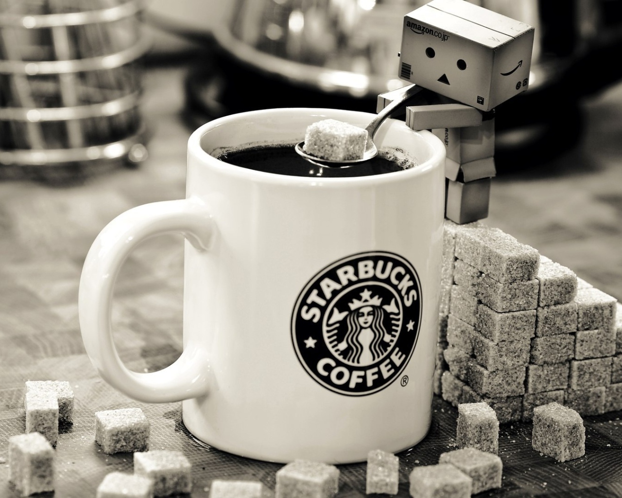 Картонный человечек делает кофе