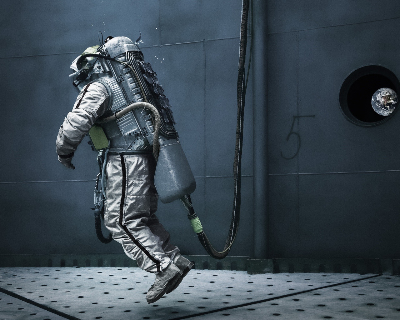 Космонавт в ангаре космической станции