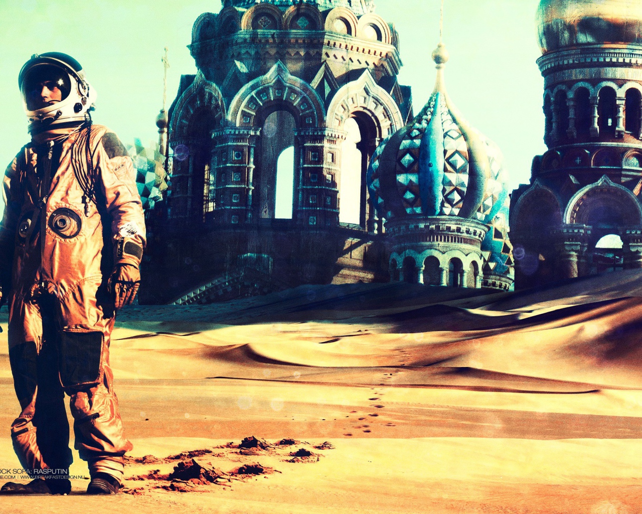 Космонавт у заброшенного храма в пустыне