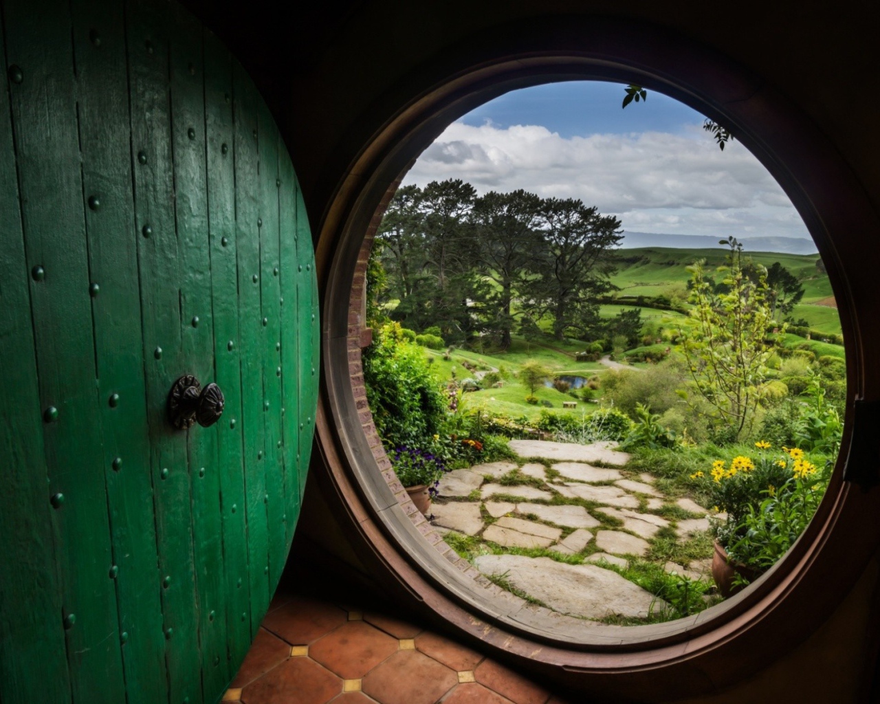 Дверь жилища хоббитов в фильме Властелин колец