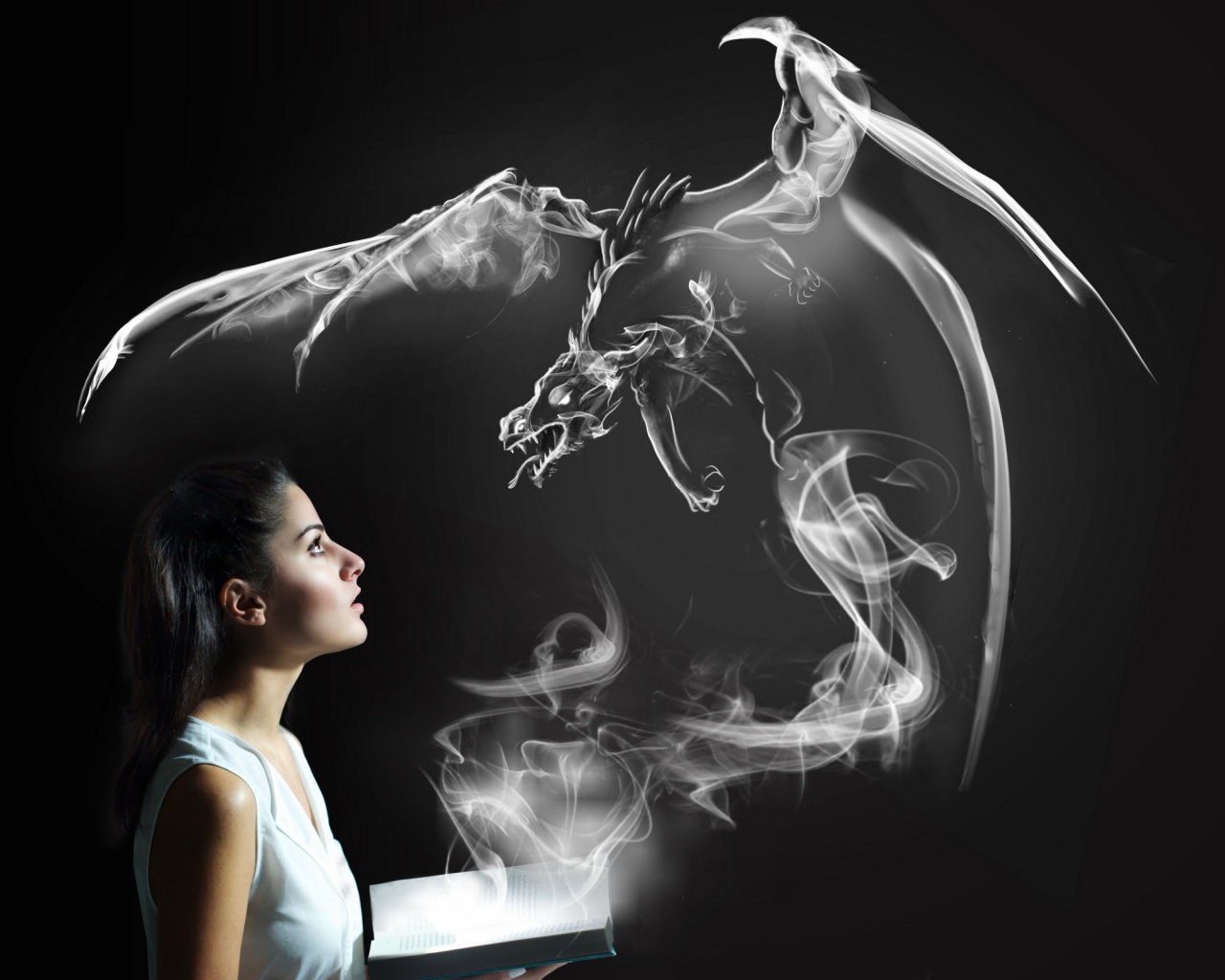 Дракон из дыма перед девушкой