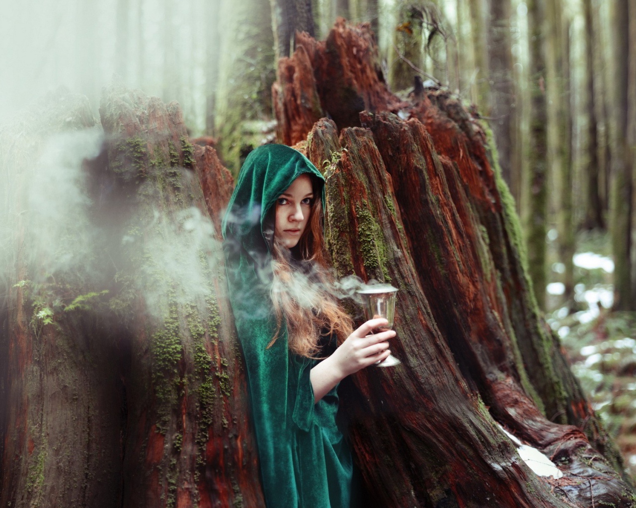Чародейка с дымящимся кубком в лесу