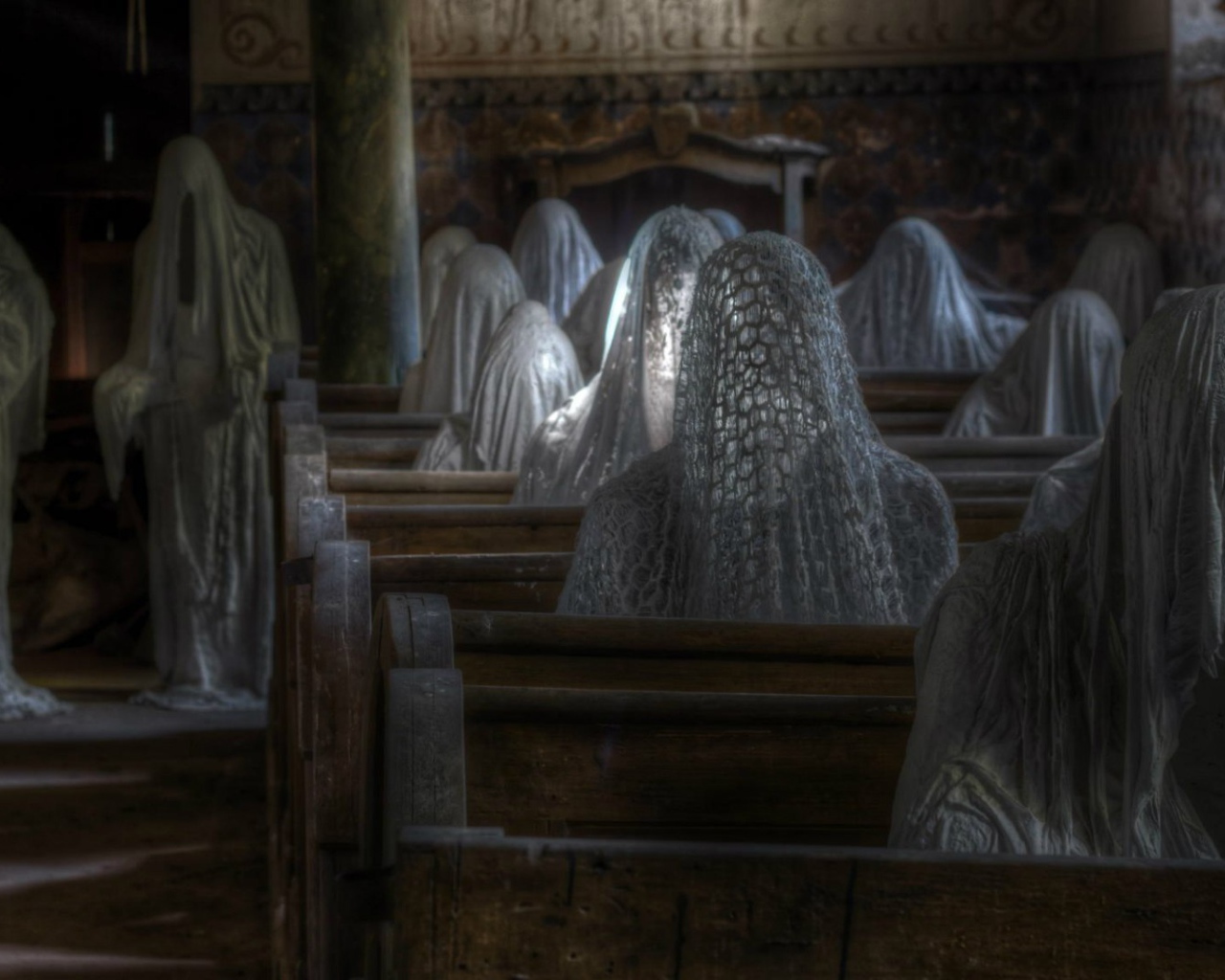 Призраки в церкви