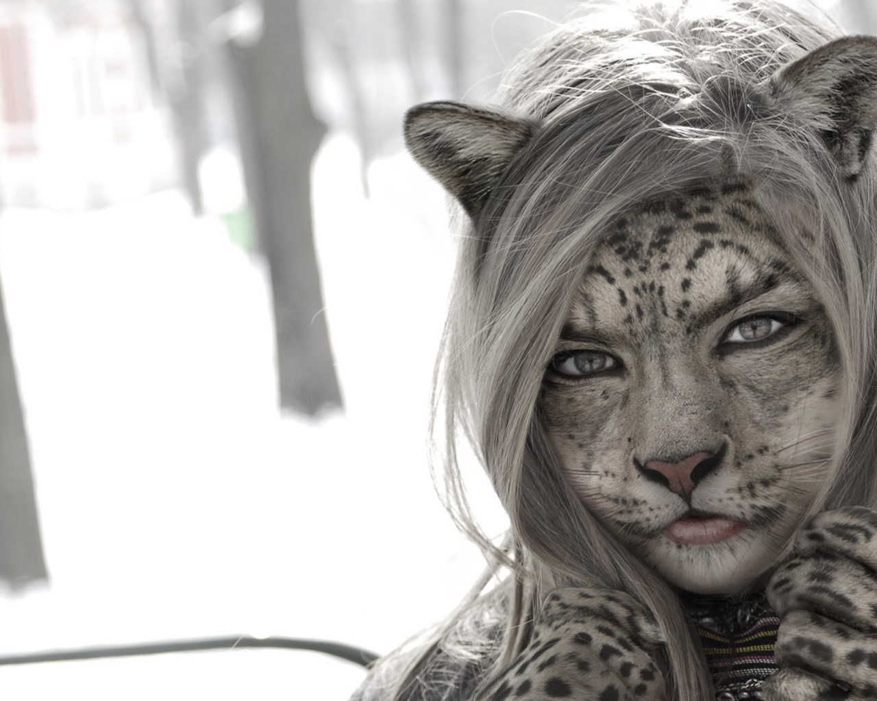 Девушка кошка на фоне снега