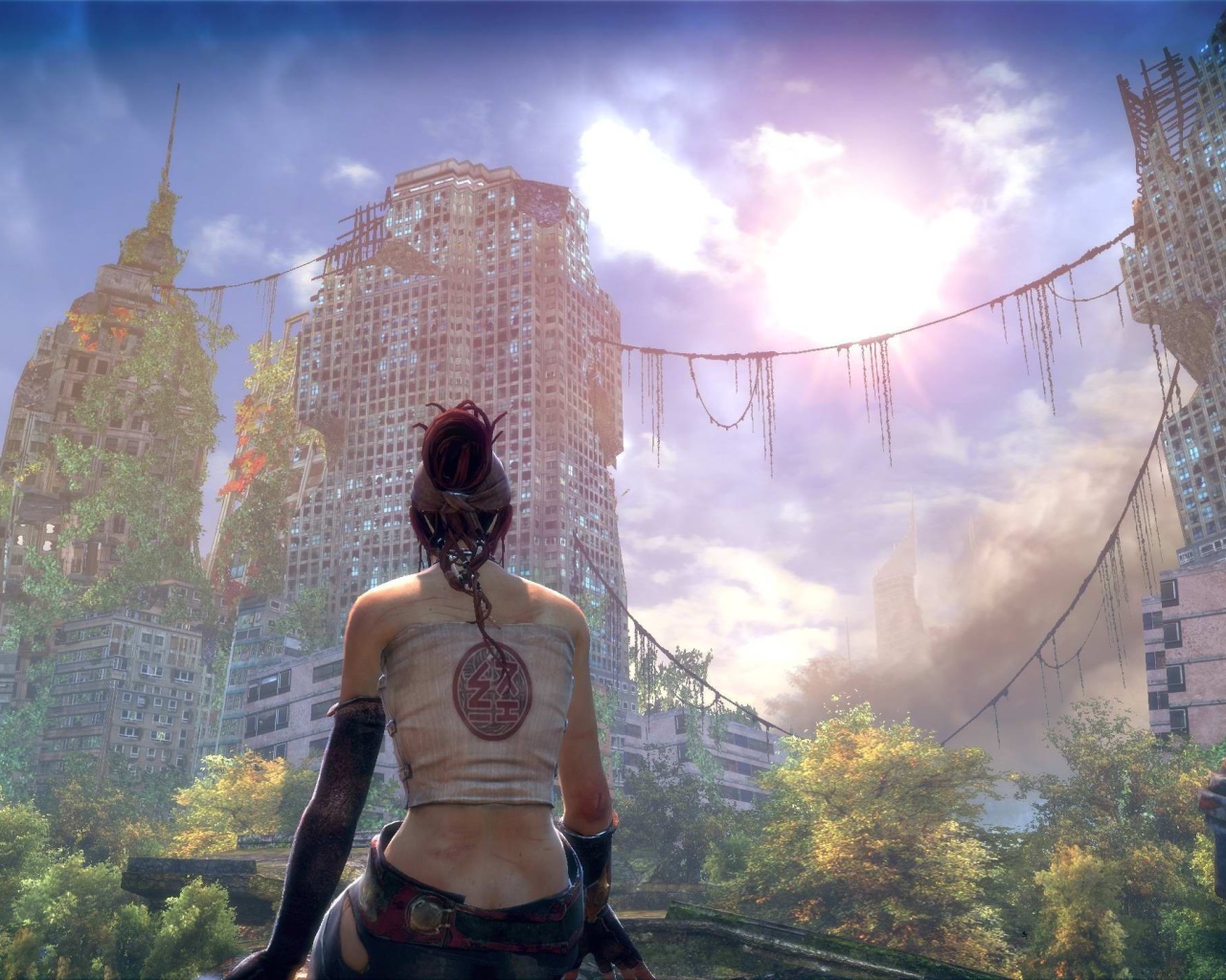 Девушка в заброшенном городе