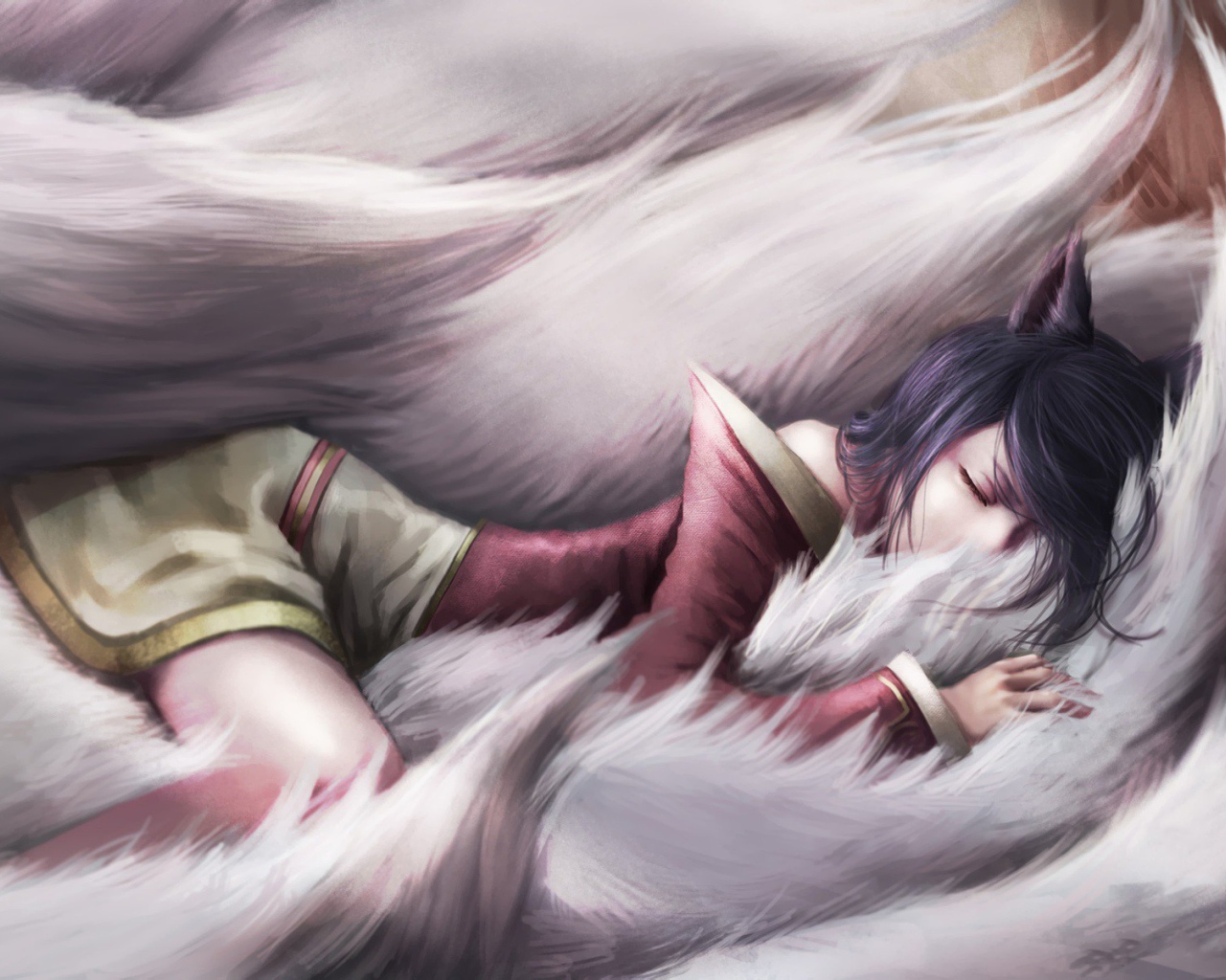 Девушка спит среди белого меха