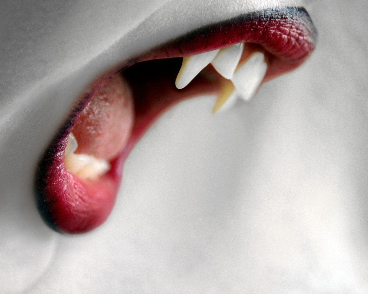 Оскал и клыки вампира