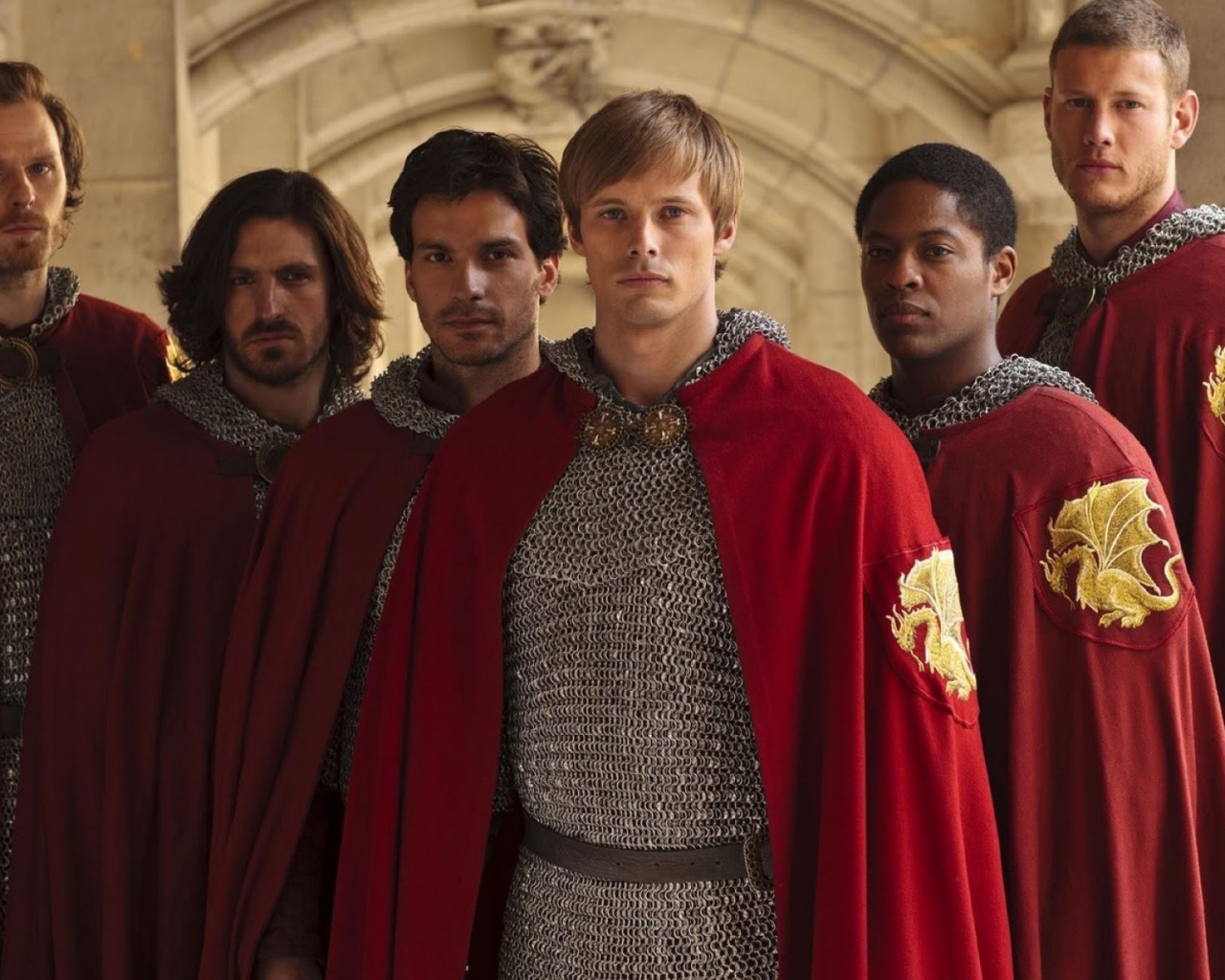 Рыцари в кольчугах и красных накидках