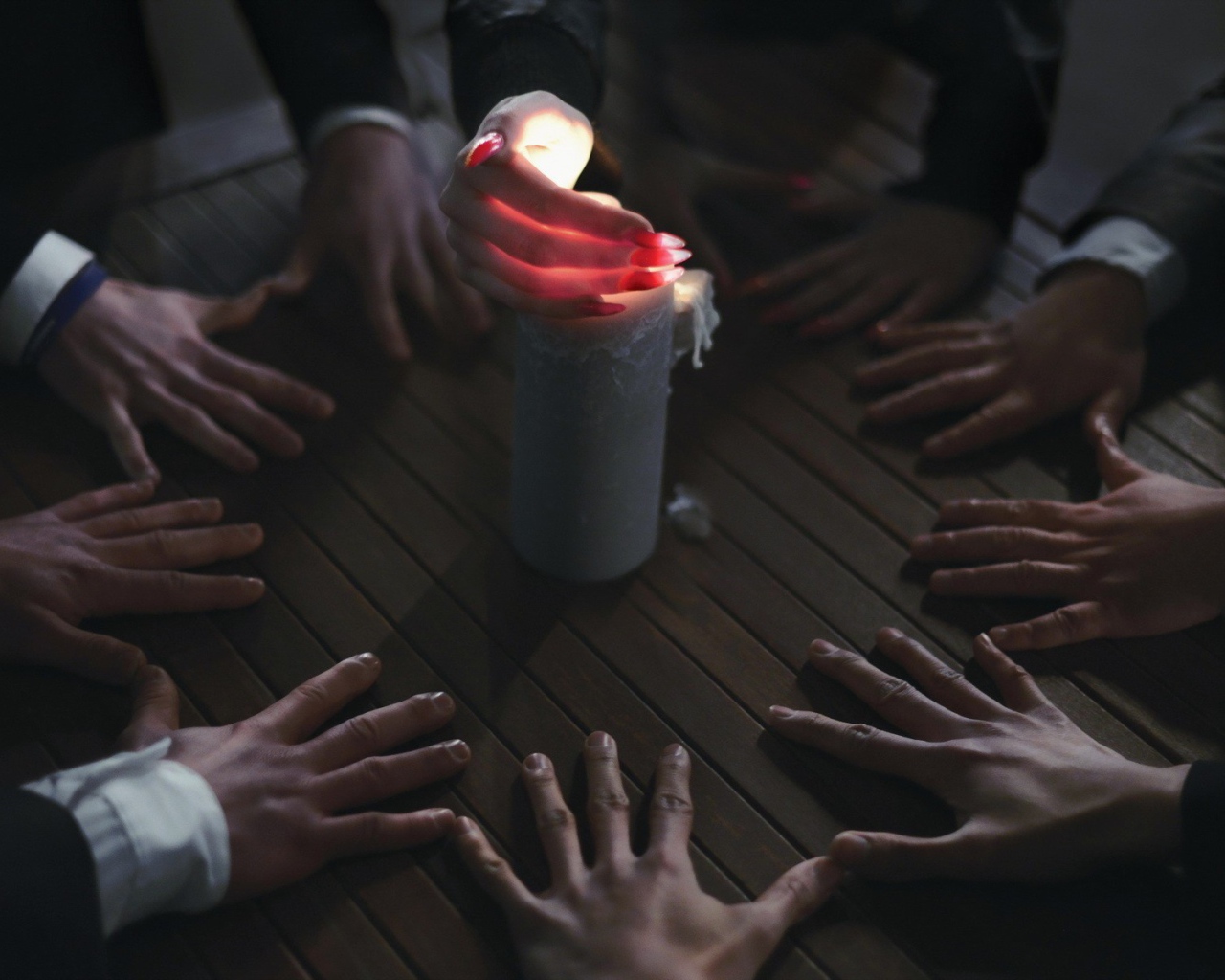 Люди вызывают духа при помощи свечи