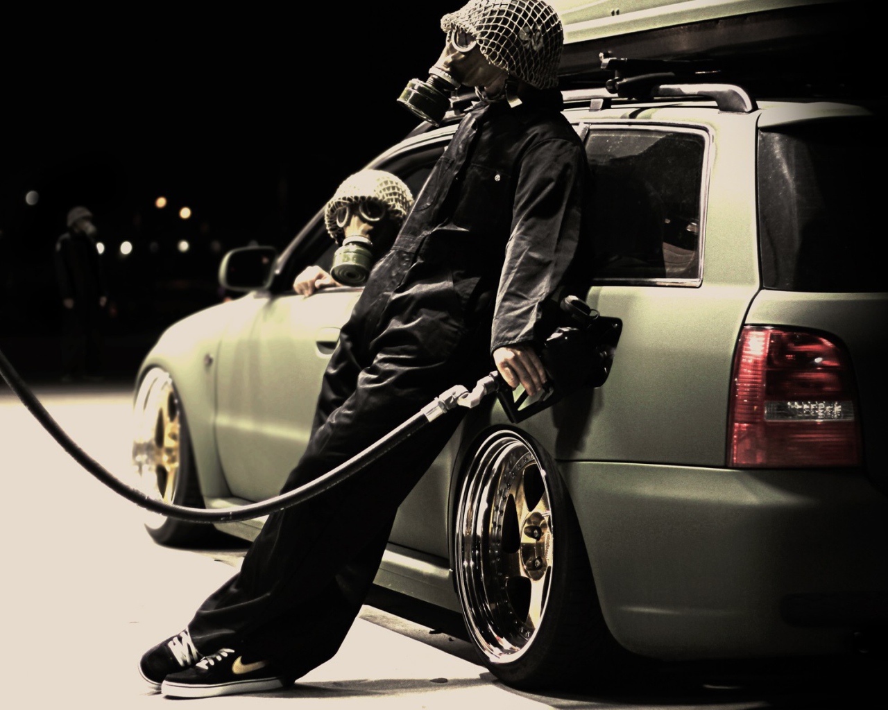 Заправщик в маске