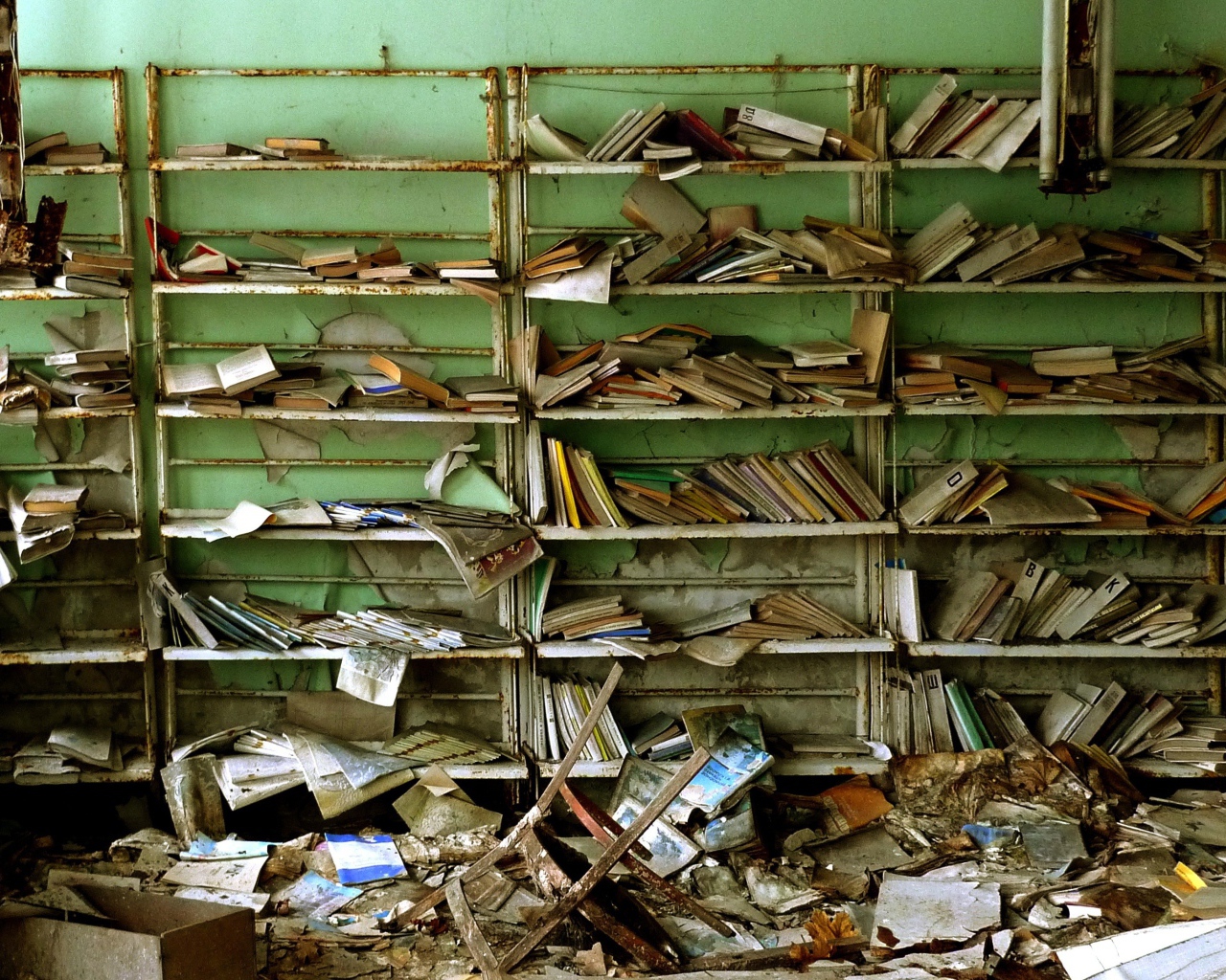 Остатки книг в руинах библиотеки