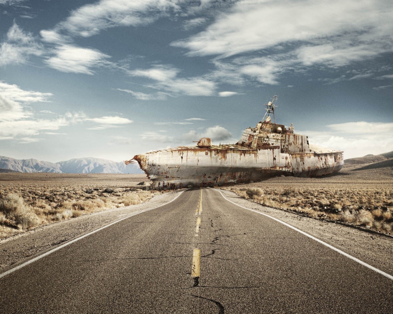 Ржавый корабль преградил дорогу в пустыне