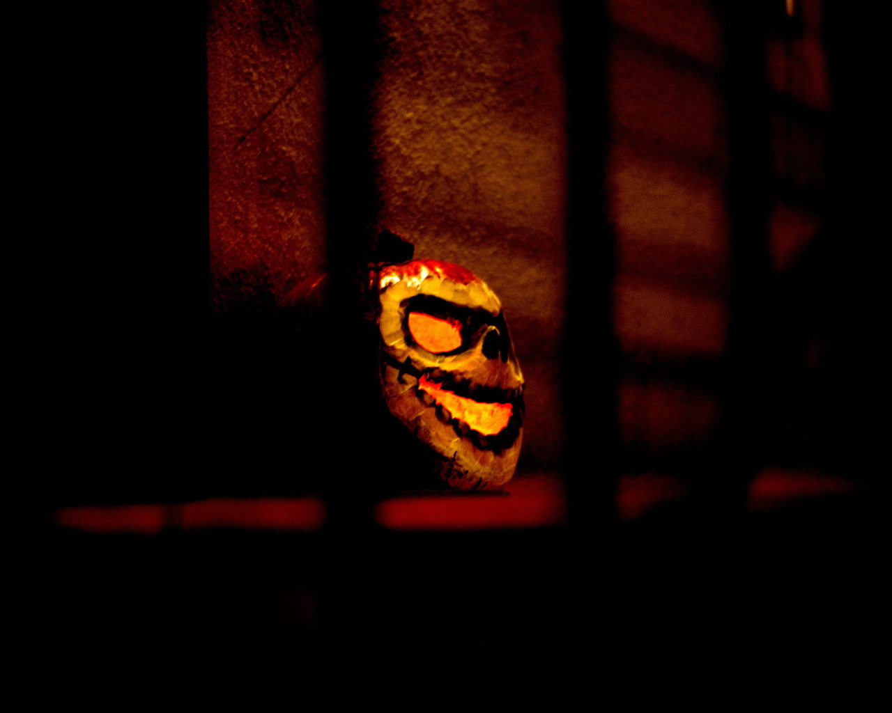 Страшная маска за решеткой