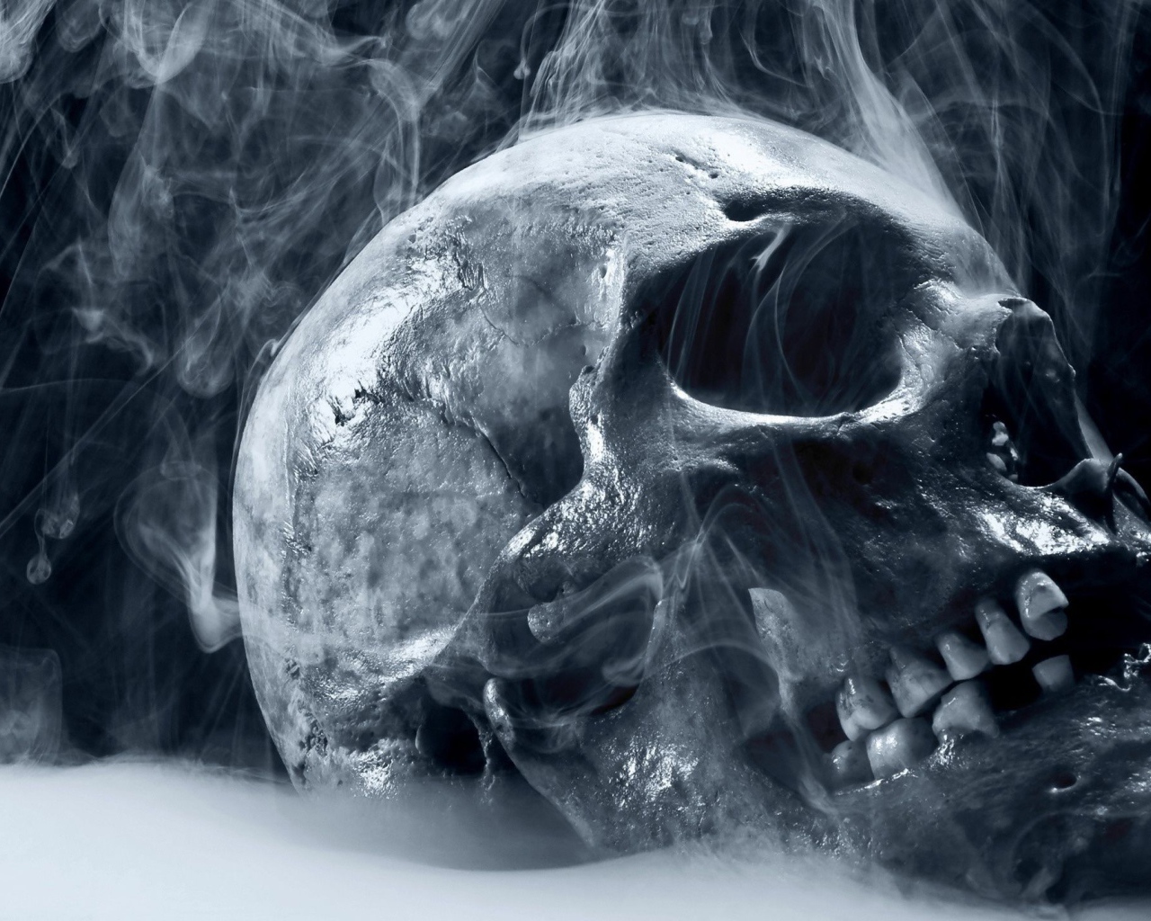 Череп в сизом дыму