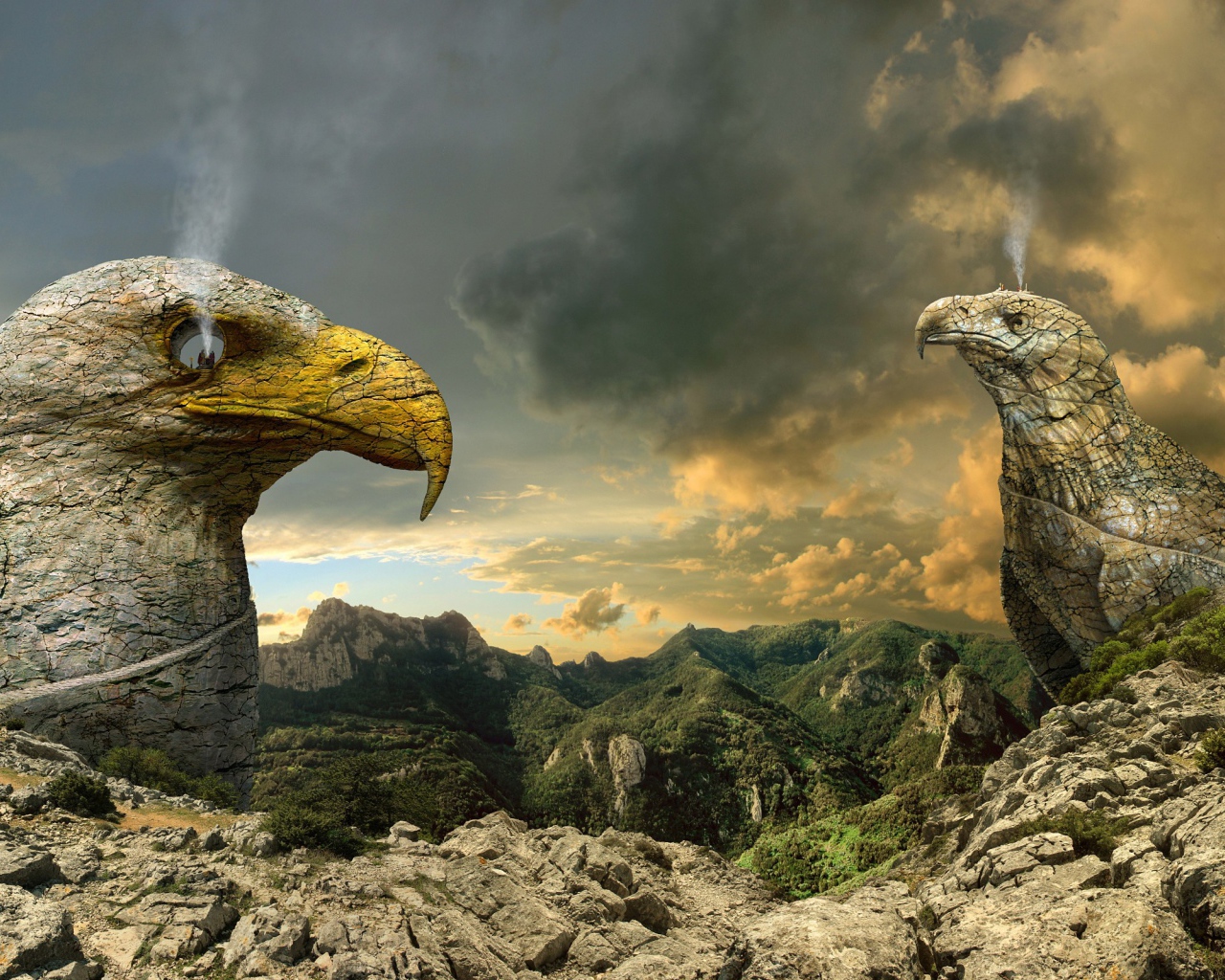 Статуи орлов из камня