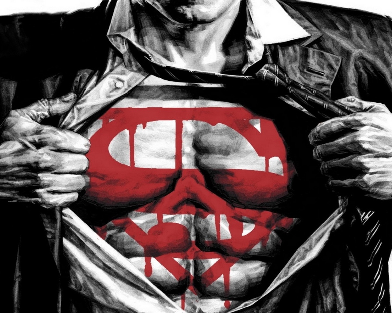 Супермен разрывает костюм на груди