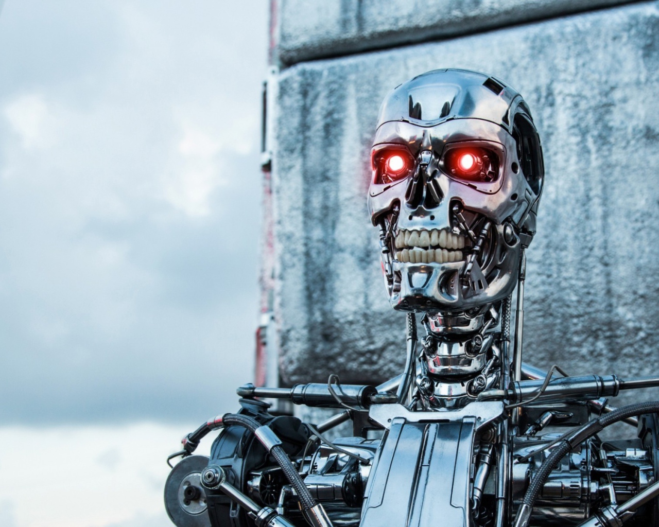 Терминатор стоит у стены