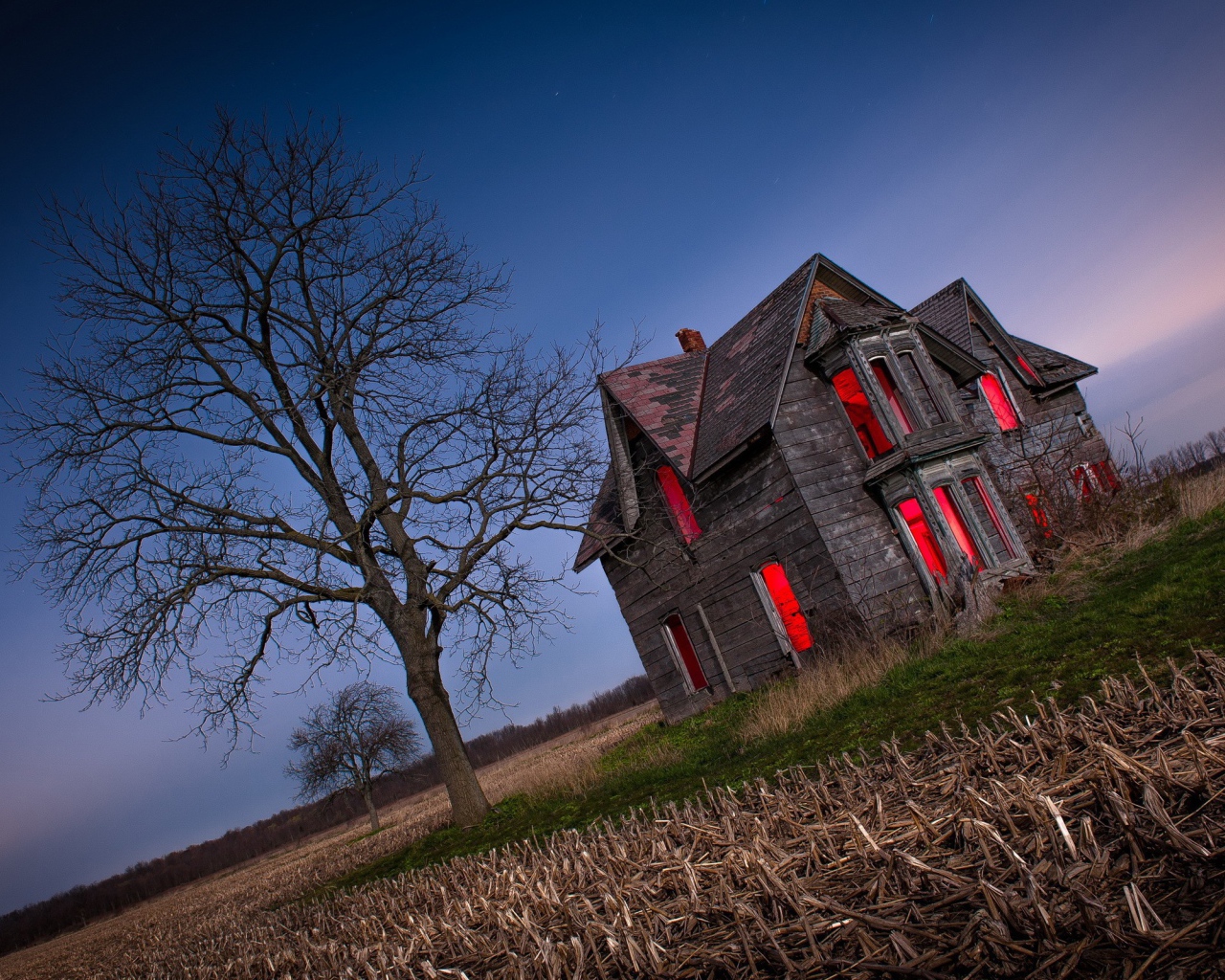 Красное свечение внутри заброшенного дома
