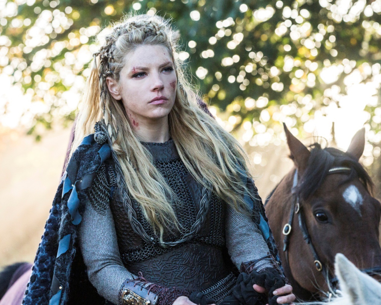 Девушка викинг на коне