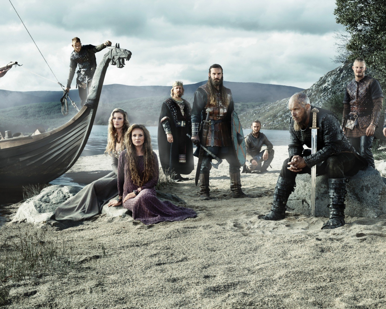 Отряд викингов на берегу моря