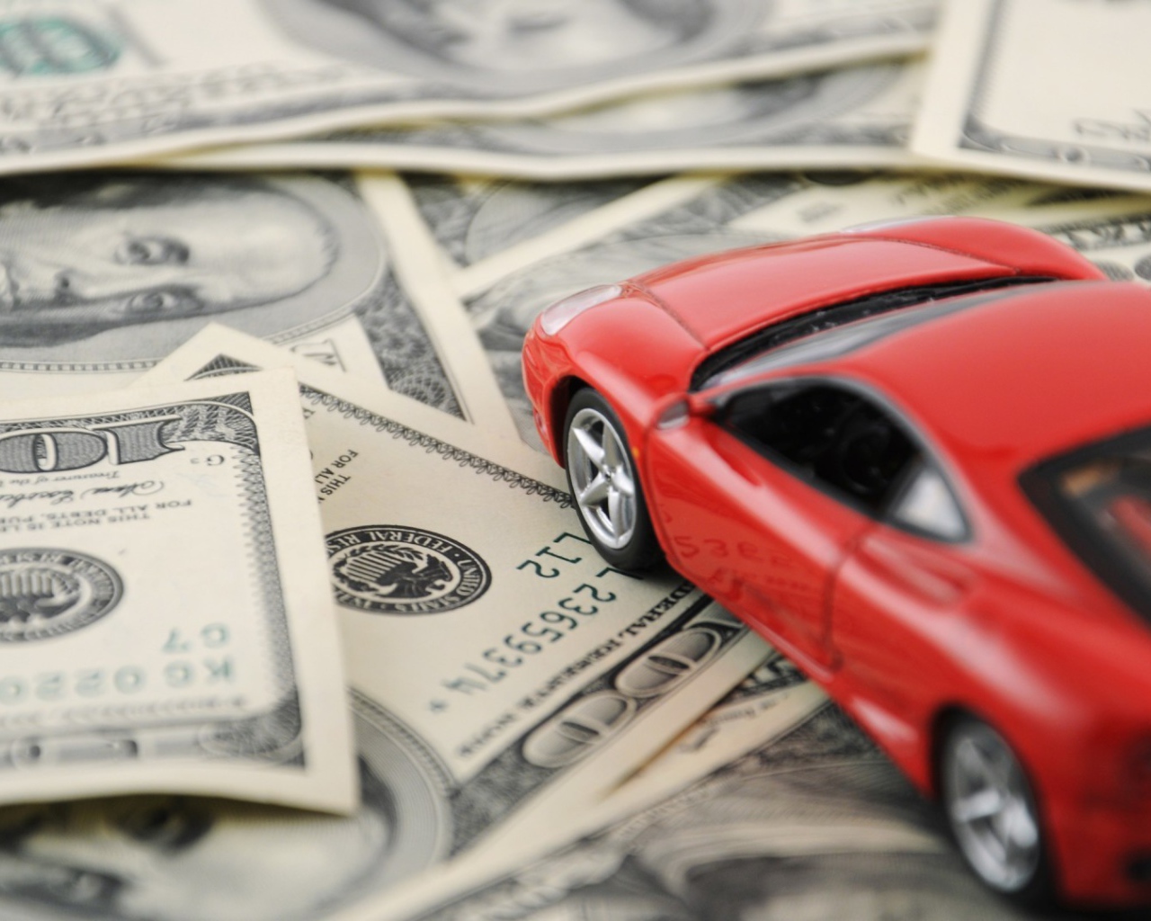 Модель машины на деньгах