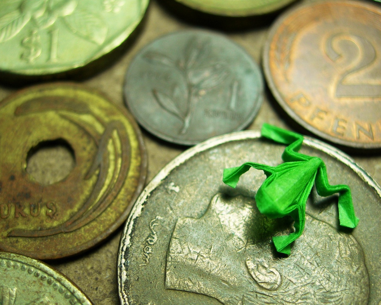 Фигурка лягушки на монетах