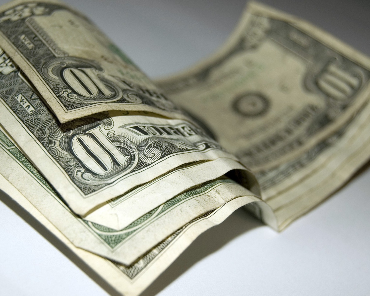 Несколько десятидолларовых купюр