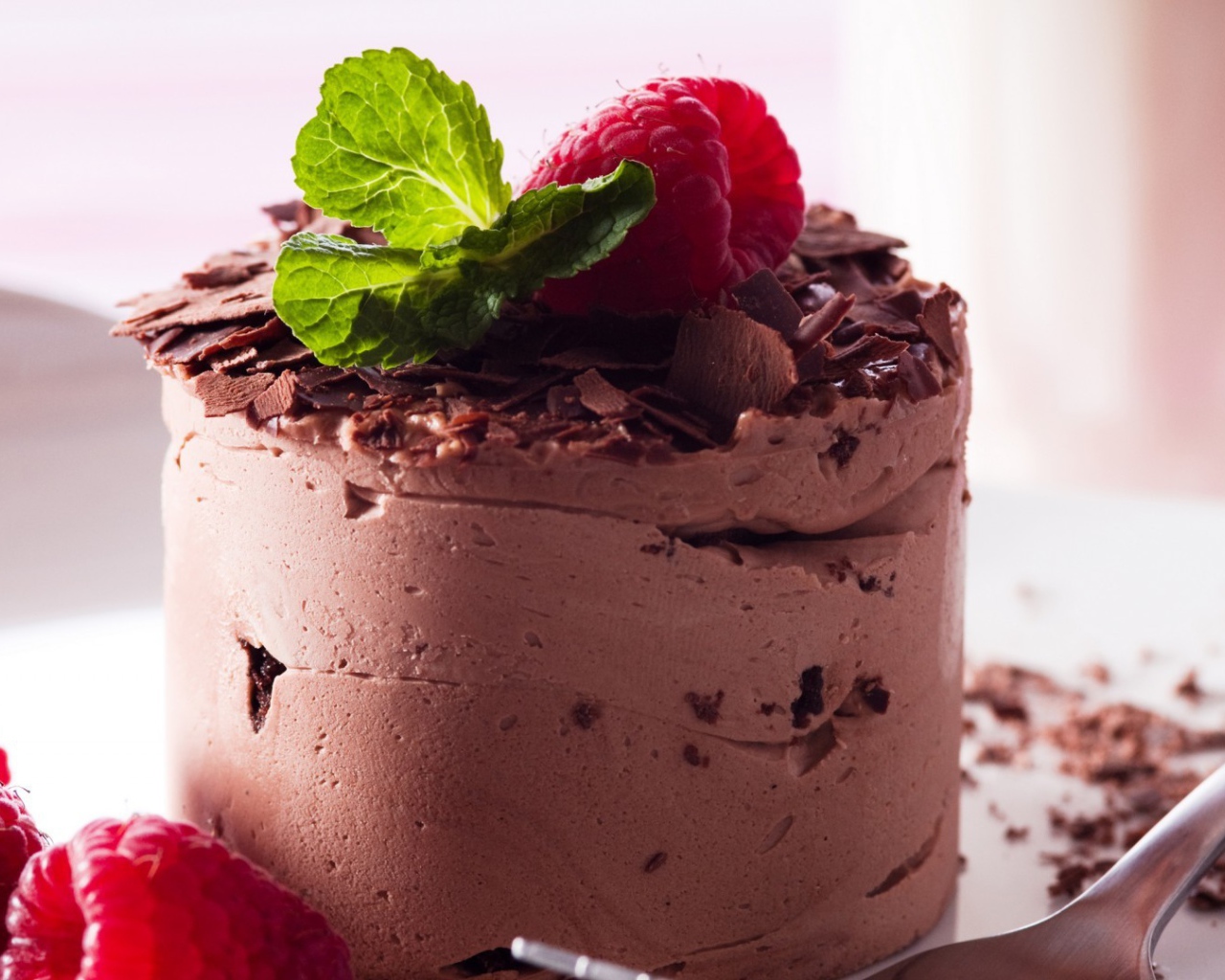 Воздушный шоколадный десерт с малиной