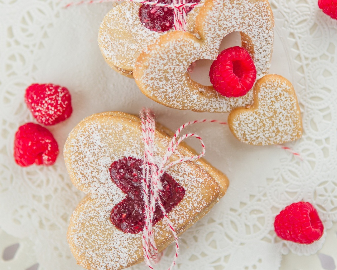 Печенье с малиной и сахарной пудрой