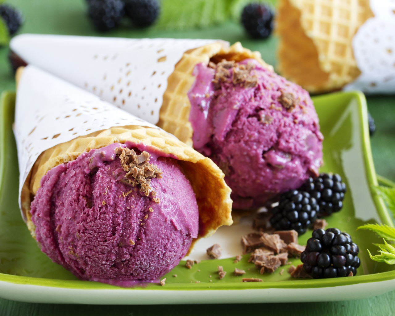 Мороженое из ежевики в вафельном рожке
