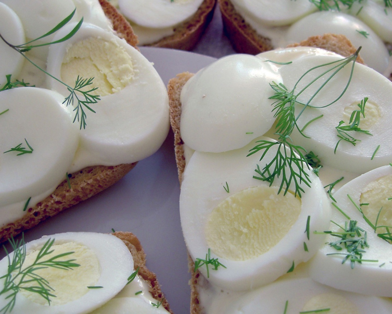 Вареные яйца с хлебом и укропом