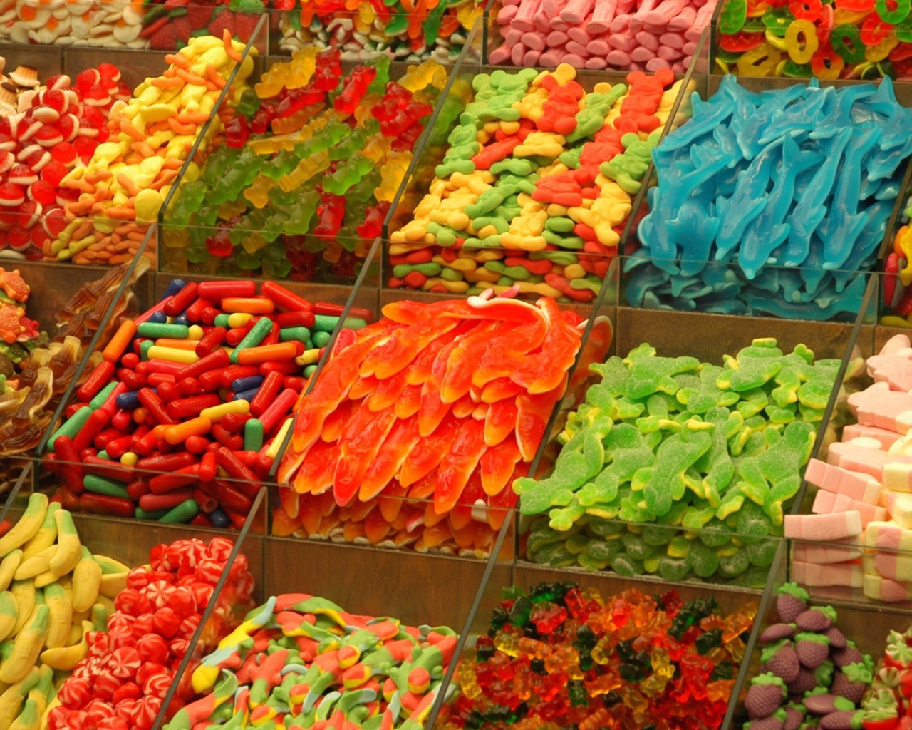 Цукаты и мармелад на полке магазина