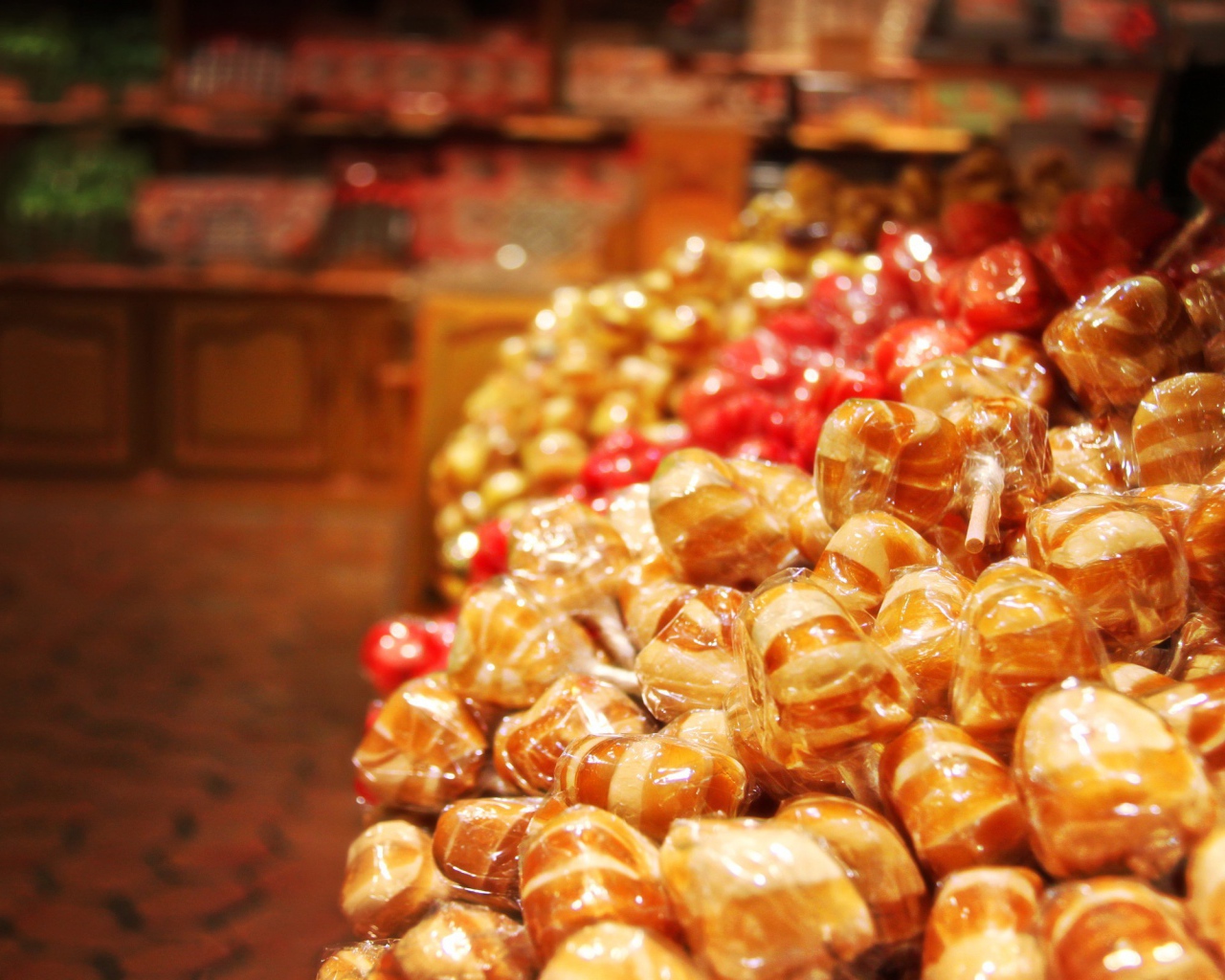 Конфеты на прилавке в магазине