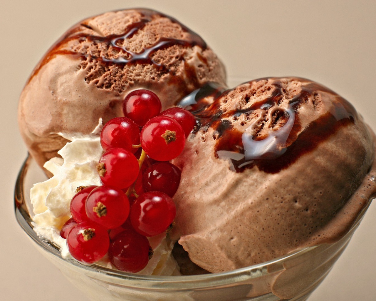 Шоколадное мороженое с красной смородиной