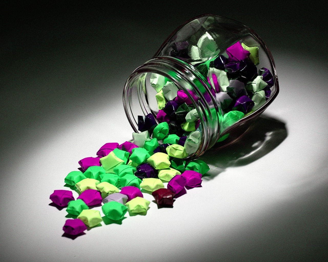 Конфеты в разноцветных обертках высыпались из банки