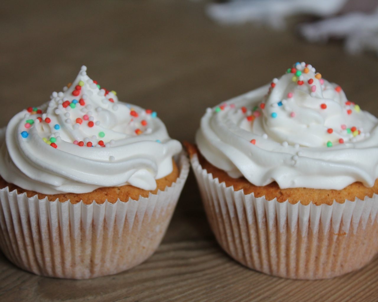 Кексы с кремом и посыпкой