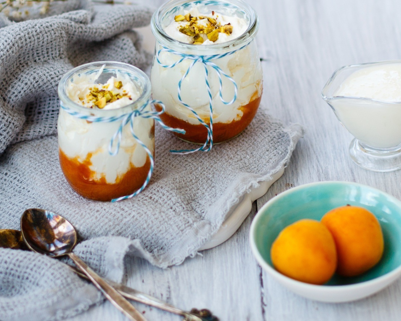 Десерт из взбитых сливок и персикового джема