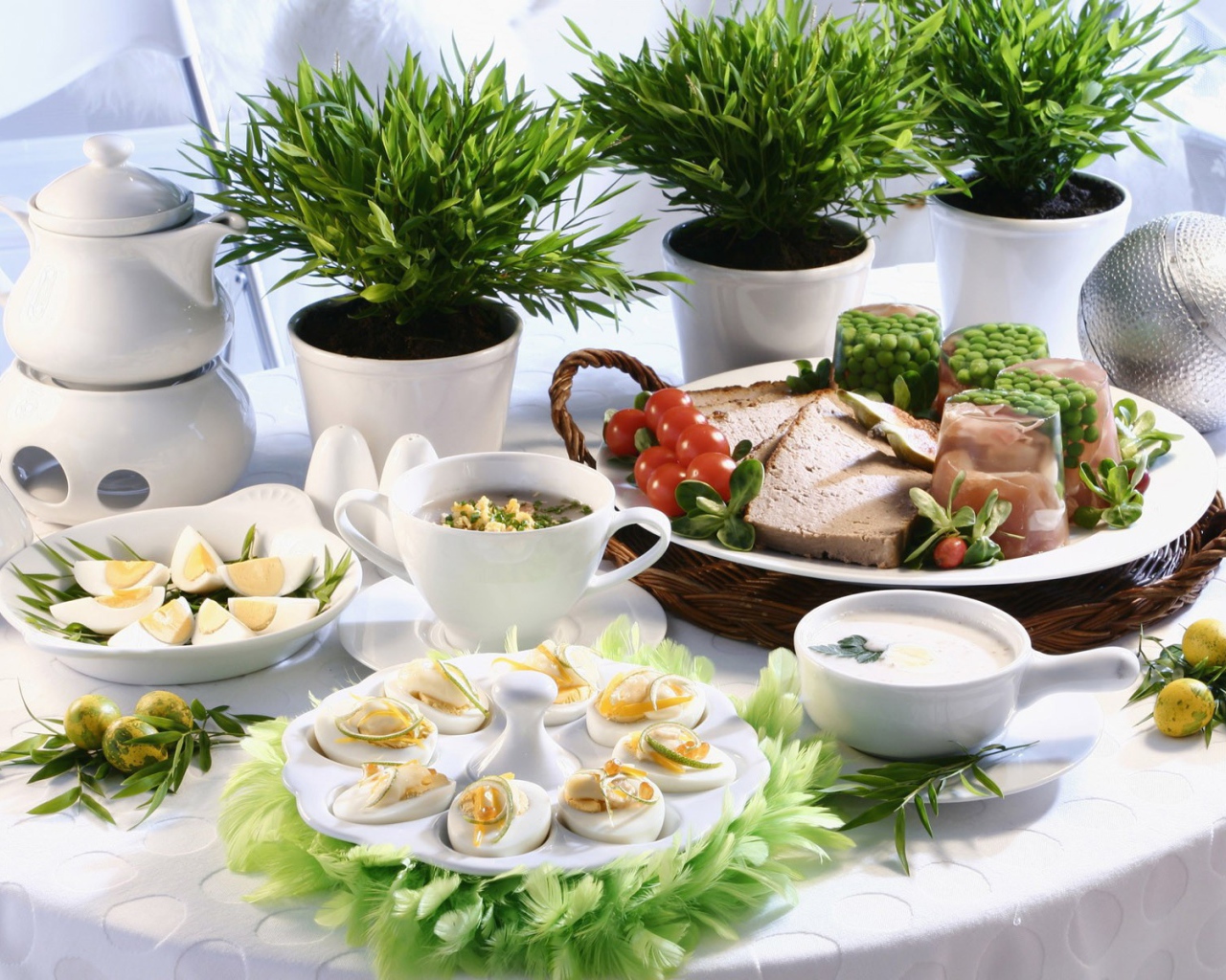 Праздничное угощение из яиц и овощей