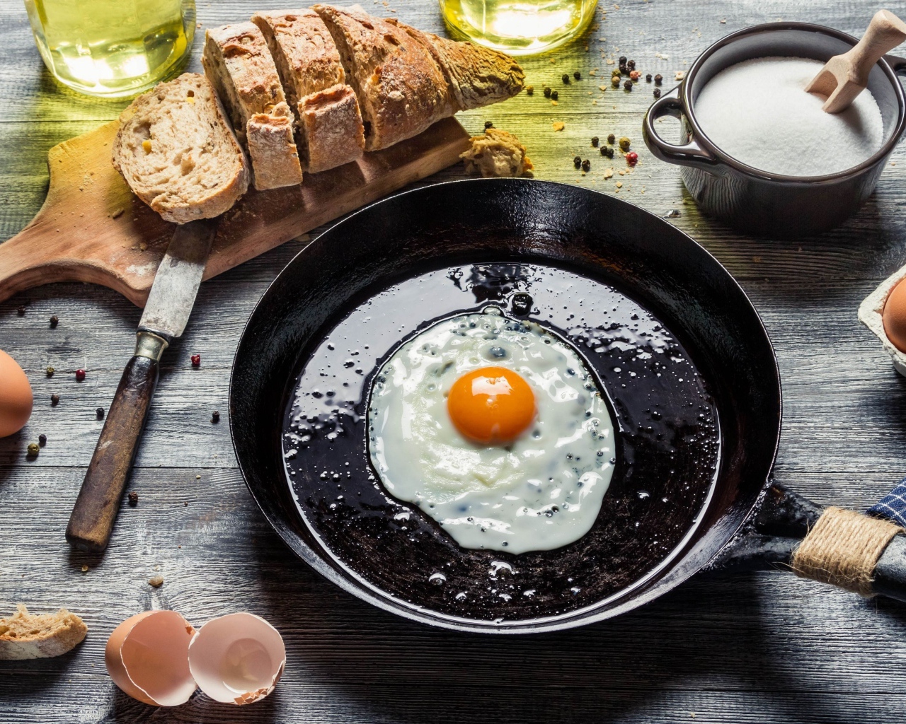 Глазунья с хлебом на завтрак