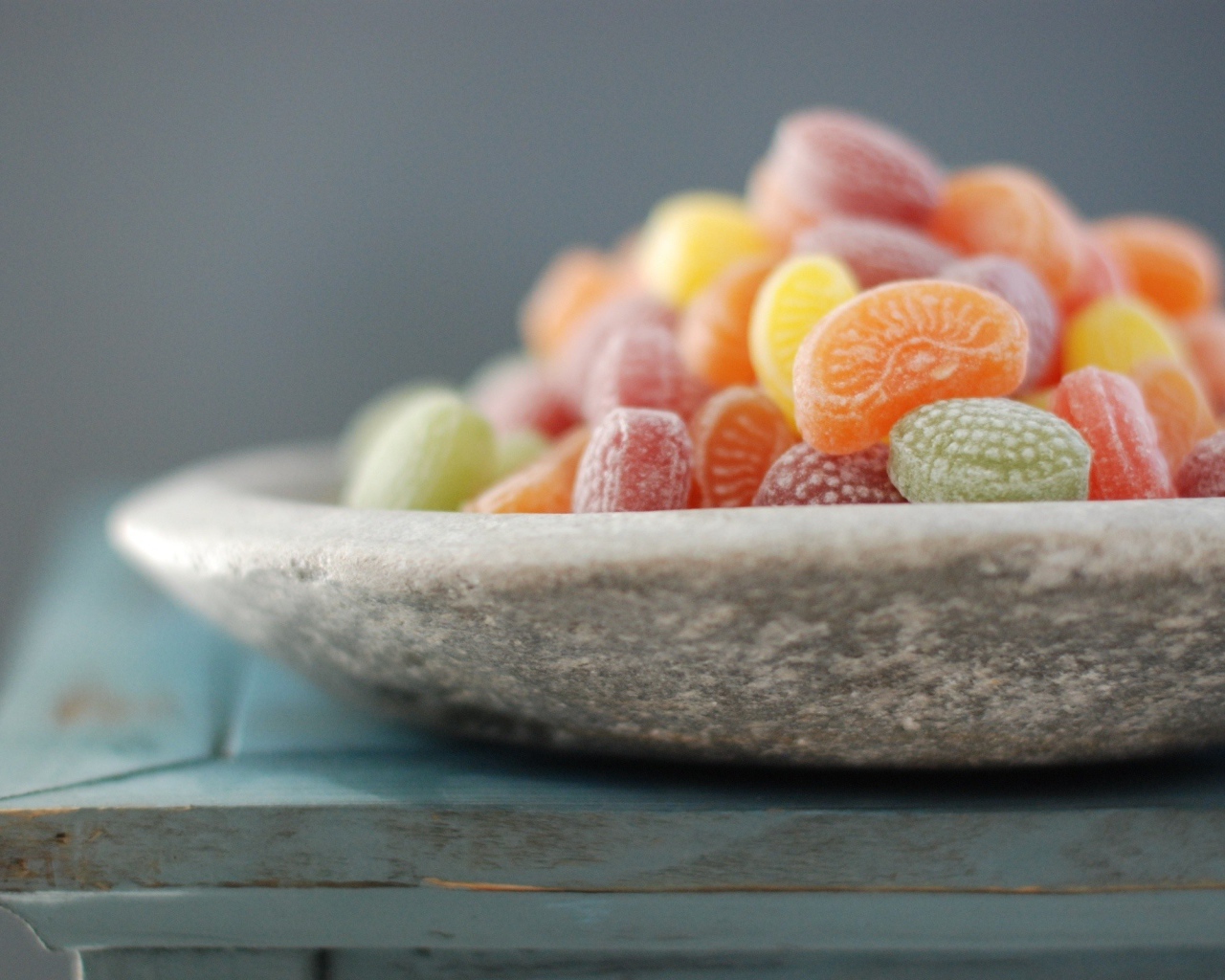 Фруктовые леденцы в каменном блюде