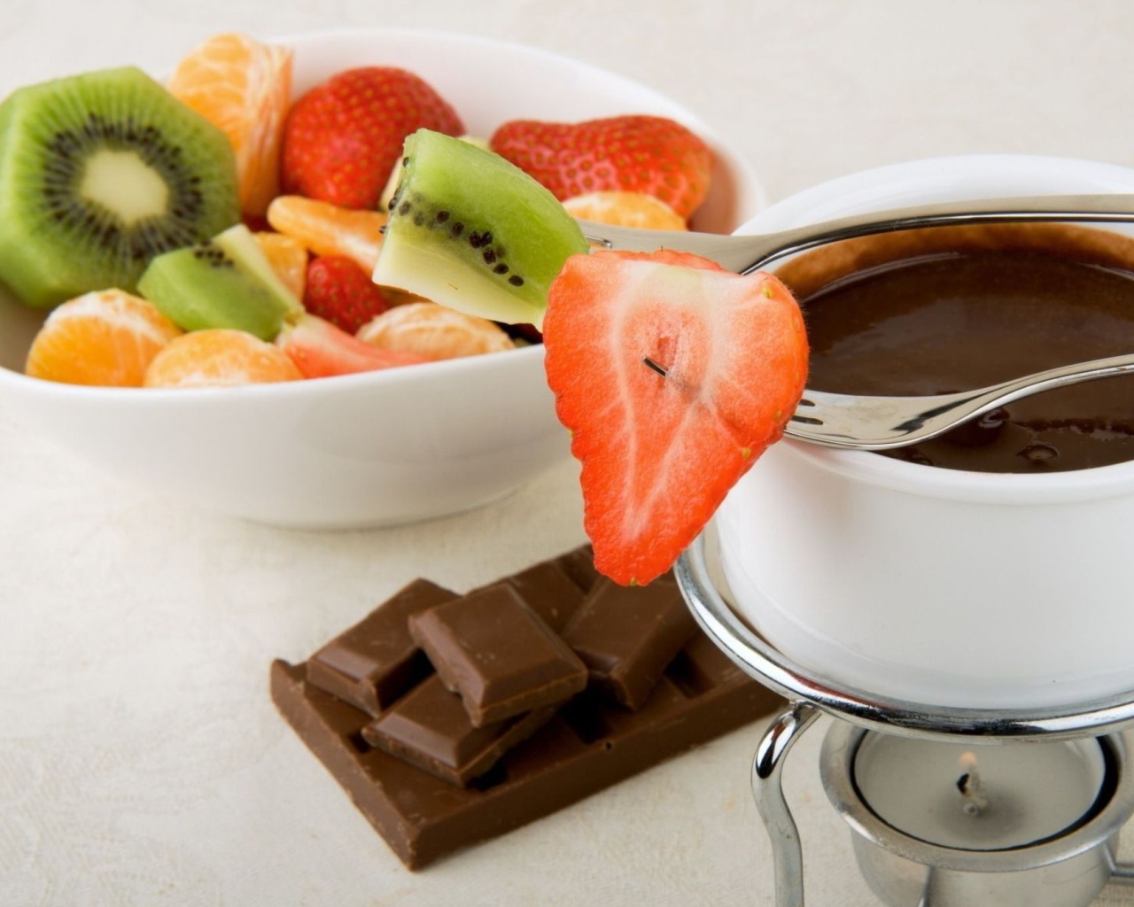 Фрукты с шоколадом